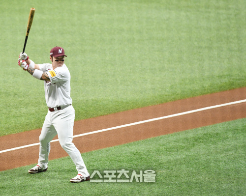 넥센 히어로즈 박병호가 31일 서울 고척스카이돔에서 진행된 2018 KBO 포스트시즌 플레이오프 4차전 SK와의 경기를 앞두고 몸을 풀고있다. 김도훈기자 dica@sportsseoul.com