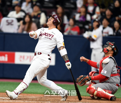 2018 신한은행 MY CAR KBO 플레이오프 3차전 넥센 히어로즈와 SK 와이번스의 경기가 30일 고척 스카이돔에서 열렸다. 넥센 박병호가 7회말 2사3루 타구를 바라보고 있다. 최승섭기자 thunder@sportsseoul.com