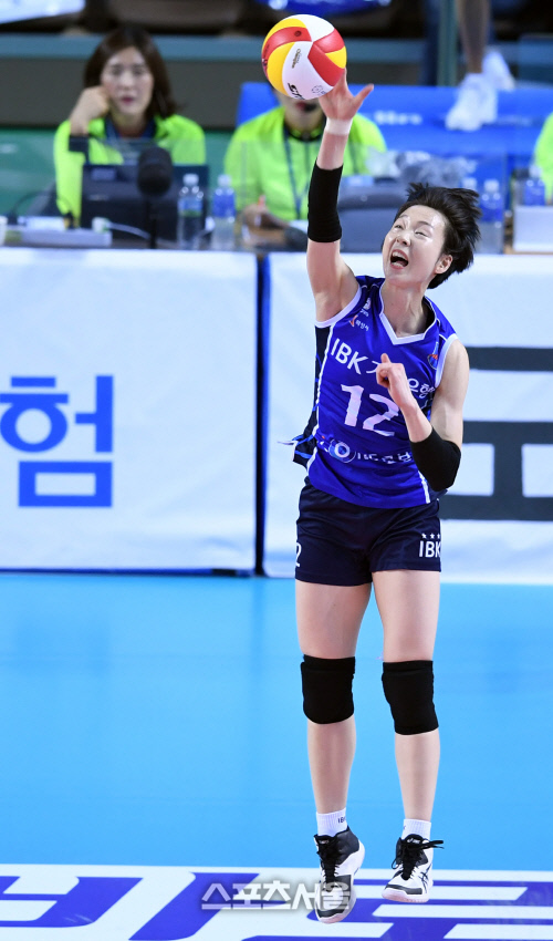 2018-2019 여자 프로배구 V-리그 IBK기업은행과 KGC인삼공사의 경기가 12일 화성종합실내체육관에서 열렸다. 기업은행 백목화 2018. 12. 12.화성 | 최승섭기자 thunder@sportsseoul.com