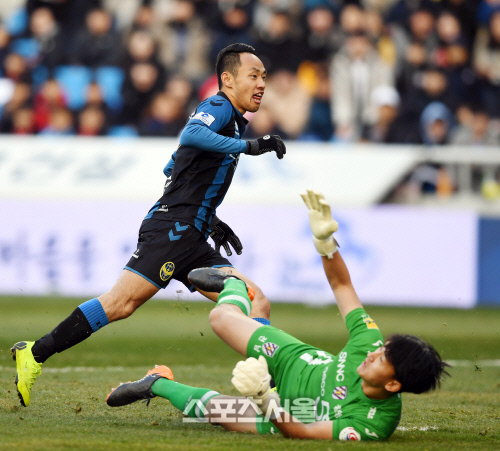 문선민이 지난 1일 전남전에서 1부 잔류를 확정하는 쐐기포를 터뜨리고 있다. 인천 | 최승섭기자 thunder@sportsseoul.com