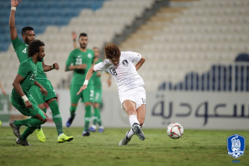 황의조가 1일 UAE 아부다비에서 열린 사우디아라비아와 평가전에서 오른발 감아차기 슛을 시도하고 있다. 제공 | 대한축구협회