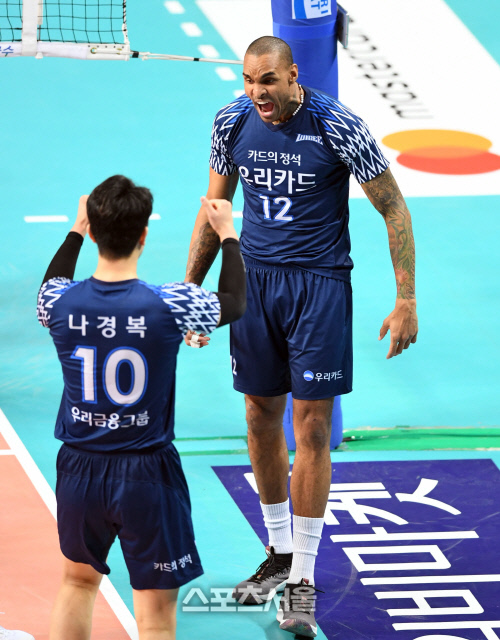 우리카드 아가메즈가 공격성공을 기뻐하고 있다.