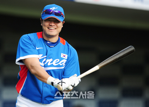 한국 대표팀 유니폼을 입은 추신수는 메이저리그 훈련에서는 좀처럼 보기 어려운 환한 미소와 함께 훈련에 임했다. 김도훈기자 dica@sportsseoul.com