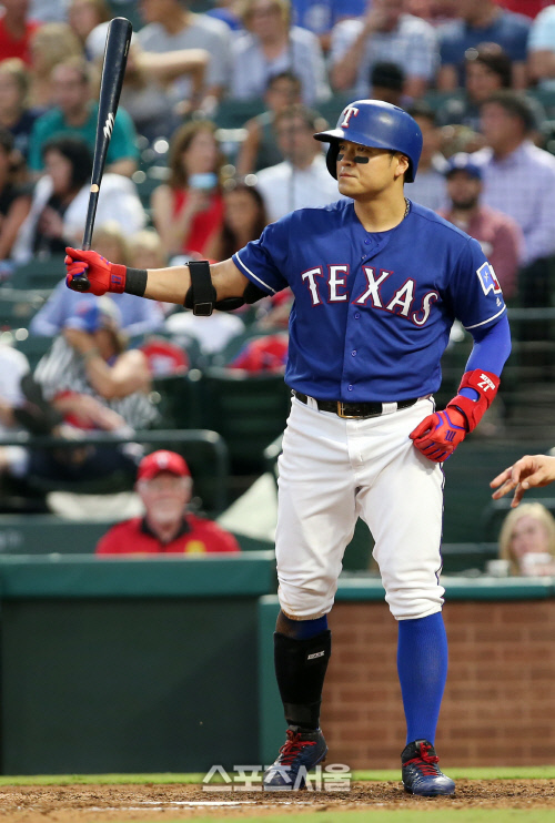 미국 텍사스주 알링턴 글로브 라이프 파크에서 열린 ‘2017 메이저리그’ 텍사스 레인저스와 시애틀 매리너스 경기에서 텍사스 2번타자 겸 우익수 추신수가 첫타석에 이어 3회말 두번째 타석에서도 안타를 터뜨리고 있다. 추신수는 이날 4타수 2안타 2득점으로 팀승리를 견인했다. 스포츠서울 DB