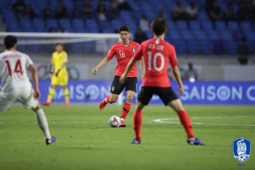 기성용이 전반 볼을 잡고 패스 길을 찾고 있다. 제공 | 대한축구협회