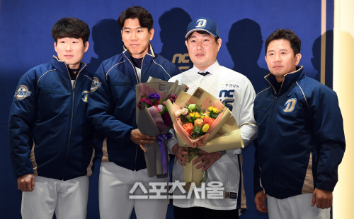 NC 양의지가 8일 창원 사보이호텔에서 열린 입단식에서 이재학, 모창민, 손시헌과 기념촬영을 하고 있다. 양의지는 지난 달 NC와 계약기간 4년, 총액 125억원에 계약했다. 2019~2022년 계약금 60억원, 연봉 65억원의 조건이다.2019. 1. 8.창원 | 최승섭기자 thunder@sportsseoul.com