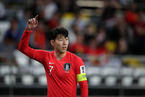 손흥민이 16일 중국전에서 킥을 차기 전 신호를 보내고 있다. 제공 | 대한축구협회