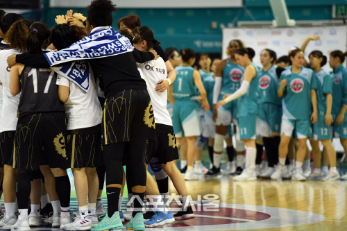 OK저축은행 선수들이 14일 부천체육관에서 열린 KEB하나은행과의 경기에서 승리한 뒤 기뻐하고 있다. 배우근기자 kenny@sportsseoul.com