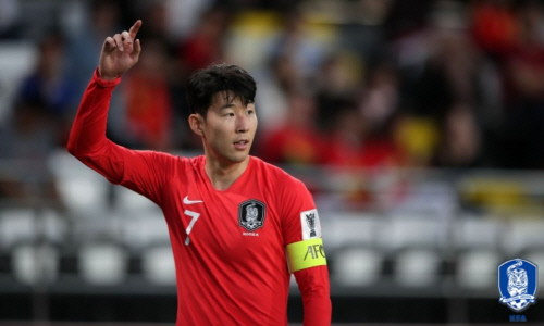 손흥민이 지난 16일 중국전에서 코너킥 키커로 나서고 있다. 제공 | 대한축구협회