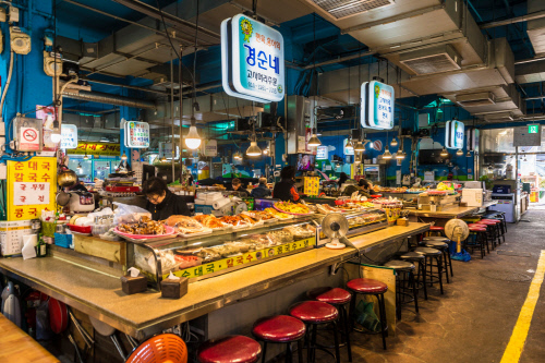 작은 광장시장이라 불러도 될만큼 먹거리가 많은 연서시장 제공 | 서울관광재단