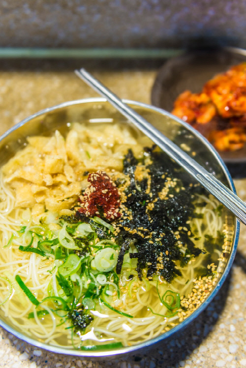 연서시장 잔치국수 제공 | 서울관광재단