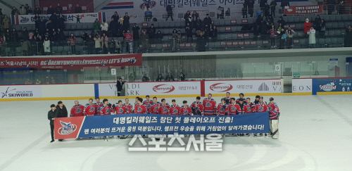 대명이 지난달 28일 오지전을 마친 뒤 팬들에게 인사하고 있다. 당시만 해도 우승이 확정되지 않아 플레이오프 진출 인사를 올렸다. 인천 | 김현기기자