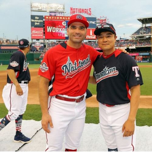 텍사스 추신수(오른쪽)가 생애 처음으로 출전한 올스타전에서 신시내티 시절 절친으로 지낸 조이 보토와 기념촬영을 하고 있다. 출처=텍사스 구단 공식 SNS