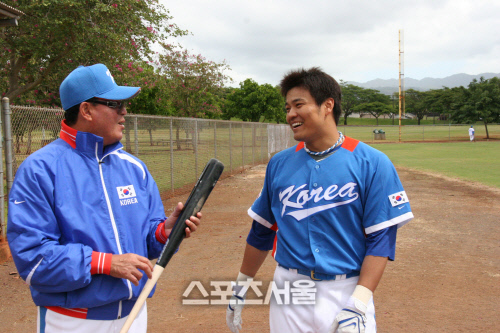 지난 2009년 WBC 대표팀 훈련에 합류한 추신수(당시 클리블랜드 소속)가 김인식 감독과 이야기를 나누고 있다. 장강훈기자 zzang@sportsseoul.com