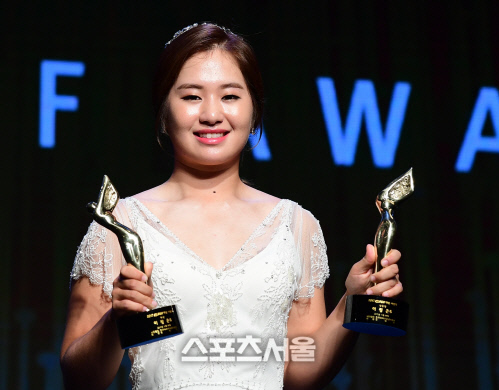 이정은6가 KLPGA 상금왕과 대상 트로피를 들고 포즈를 취하고 있다. 최승섭기자 thunder@sportsseoul.com