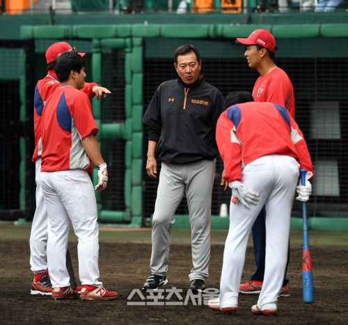 KIA 김기태 감독이 20일 오키나와 나하 셀룰러 스타디움에서 요미우리 자이언츠와의 경기에 앞서 하라 감독에게 류승현을 소개하고 있다. 오키나와 | 배우근기자kenny@sportsseoul.com