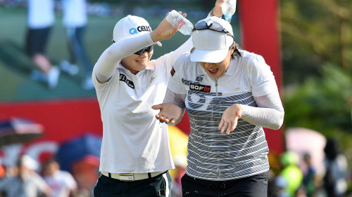 부드러운 스윙으로 LPGA 4승을 거머쥔 양희영(오른쪽)이 지은희의 물세례를 받고 있다. 사진제공 | LPGA