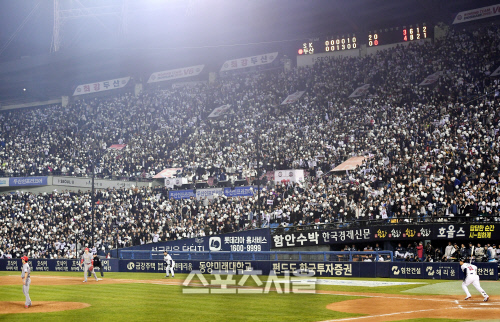 두산 김재환이 지난해 11월5일 잠실 SK와 한국시리즈 2차전엥서 8회 안타를 때리고 있다. 김도훈기자