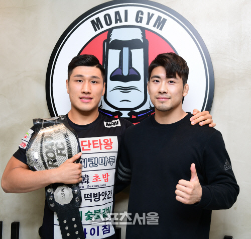 김민우와 그의 형인 김종훈이 ‘모아이 짐’ 마크앞에서 포즈를 취하고 있다. 마크 속의 모아이는 남태평양 이스터섬의 모아이 석상을 형상화한 것으로 미술에 소질이 많은 김종훈이 디자인했다. 모아이와 김민우의 얼굴생김새가 닮았다. 이주상기자 rainbow@sportsseoul.com