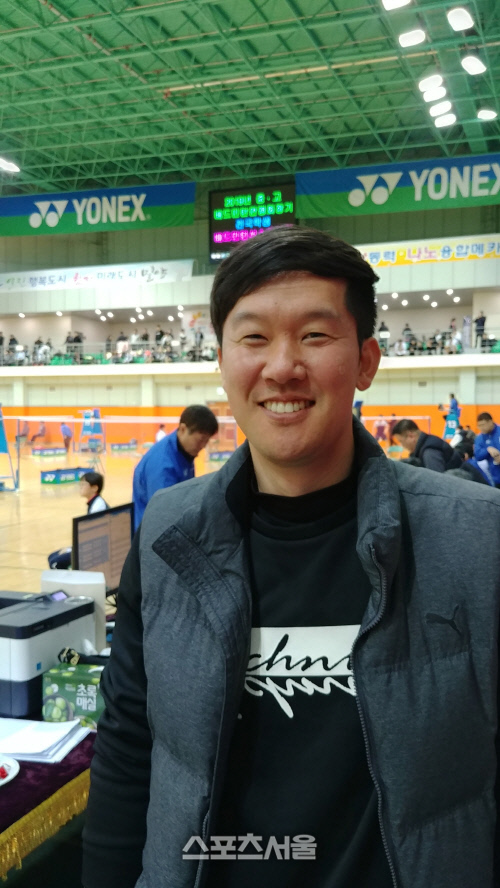 손승모 밀양시청 감독이 14일 경남 밀양배드민턴경기장에서 열린 한국중고연맹 회장기 전국학생선수권대회를 지켜보고 있다. 밀양 | 도영인기자