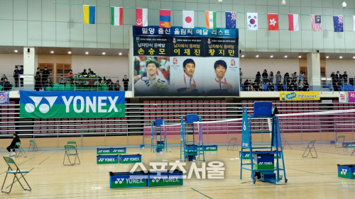 밀양배드민턴경기장에는 손승모 감독 등 밀양 출신 올림픽메달리스트를 소개하는 대형 플래카드가 걸려있다. 밀양 | 도영인기자