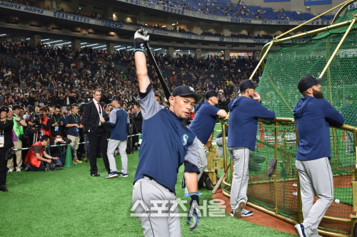 시애틀 스즈키 이치로가 20일 도쿄돔에서 열린 2019 메이저리그 공식 개막전 오클랜드전을 앞두고 타격 연습하고 있다. 도쿄 | 김용일기자