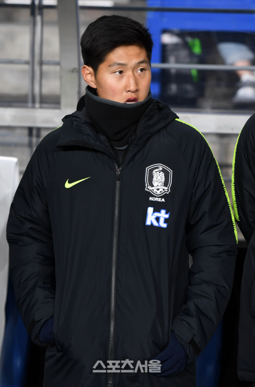 한국과 볼리비아 축구대표팀 평가전이 22일 울산 문수축구경기장에서 열린 가운데 이강인이 경기 전 그라운드를 지켜보고 있다. 울산 | 최승섭기자 thunder@sportsseoul.com