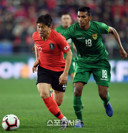 한국과 볼리비아 축구대표팀 평가전이 22일 울산 문수축구경기장에서 열린 가운데 권창훈(왼쪽)이 드리블을 하고 있다. 울산 | 최승섭기자 thunder@sportsseoul.com