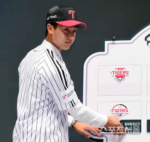 ‘2019 KBO 1차 신인드래프트’가 25일 서울 웨스틴 조선호텔 그랜드볼룸에서 열렸다.동아대(성남고) 투수 이정용이 LG에 신인 1차 지명된 후 이름표를 붙이고 있다. 2018. 6. 25 최승섭기자 thunder@sportsseoul.com