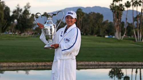 고진영(가운데)이 8일(한국시간) 미션힐스 컨트리클럽에서 막을 내린 미국 여자프로골프 투어 ANA 인스퍼레이션에서 우승을 차지한 뒤 호수를 배경으로 우승트로피를 들고 기념촬영을 하고 있다. 사진제공 | LPGA