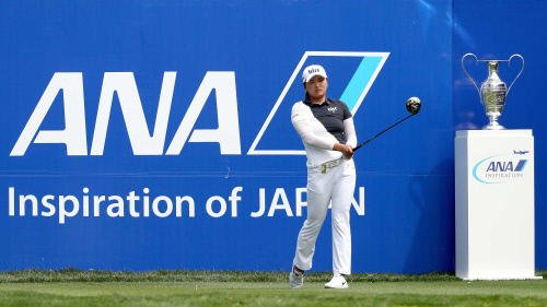 고진영이 미션힐스 컨트리클럽에서 열린 미국 여자프로골프(LPGA) 투어 시즌 첫 메이저 대회인 ANA 인스퍼레이션 최종라운드에서 우승 트로피를 옆에 두고 티 샷 방향을 살피고 있다. 사진제공 | LPGA