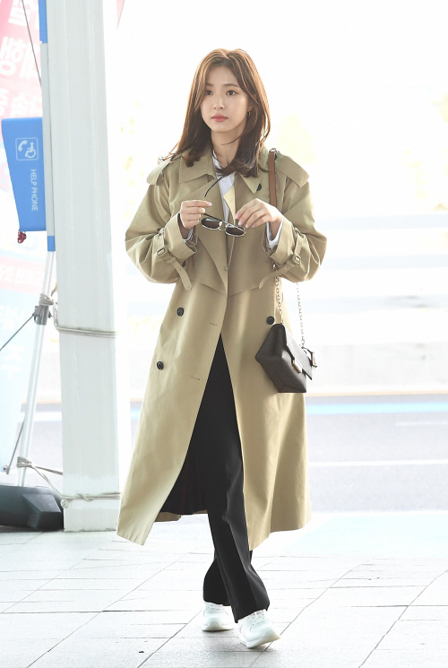 올해 뉴트로 트렌드 영향으로 클래식 패션의 대명사인 트렌치코트를 찾는 젊은 여성들이 늘고 있다. 사진은 스튜디오 톰보이 트렌치코트를 입은 배우 신세경.