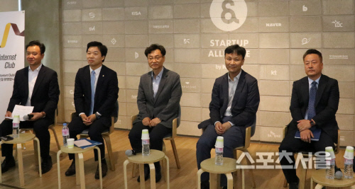 인터넷기업협회에서 마련한 토론회 ‘격동하는 게임시장, 봄날은 오는가’에 참석한 이장주(왼쪽부터) 교수, 김병관 의원, 박성호 사무총장, 정의준 교수, 곽성환 한국콘텐츠진흥원 팀장.