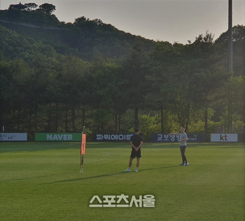 첫 훈련 후 벤투 감독(오른쪽)이 백승호와 대화를 나누고 있다. 파주 l 박준범기자