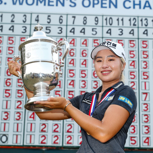 제74회 US여자오픈 우승으로 미국 진출 첫 승을 메이저 퀸으로 장식한 이정은이 리더보드 앞에서 우승 트로피를 들고 포즈를 취하고 있다. 제공 | 미국골프협회