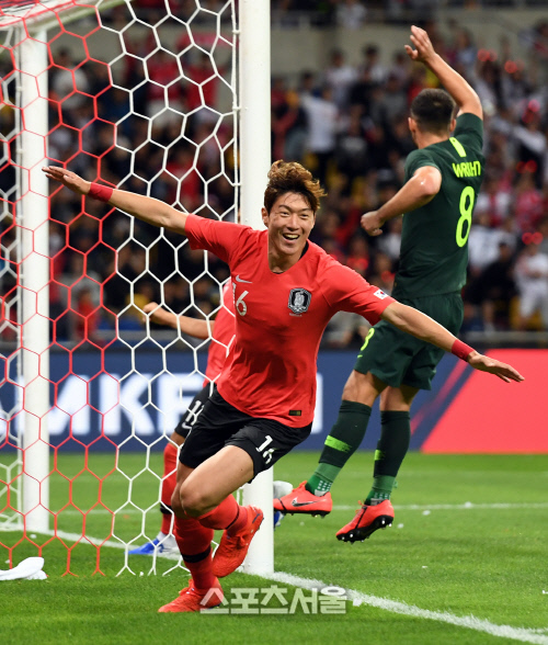 한국의 황의조가 7일 부산 아시아드주경기장에서 열린 한국과 호주의 축구국가대표팀 친선경기에서 결승골을 넣은 뒤 기뻐하고 있다. 한국은 황의조의 골로 호주에 1-0으로 승리했다. 2019. 6. 7. 부산 | 박진업기자 upandup@sportsseoul.com