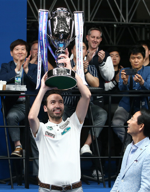 국내에서 출범한 프로당구 PBA투어 초대 챔피언에 오른 그리스 당구스타 필리포스 카시도코스타스가 지난 7일 고양 엠블호텔에서 열린 대회 결승전에서 강민구를 꺾고 우승한 뒤 트로피를 들고 기뻐하고 있다. 제공 | 프로당구협회