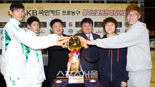 27일 원주 치악체육관에서 2011-2012 KB국민카드 프로농구 챔피언 결정전 미디어데이가 열렸다. 당시 이상범 감독(오른쪽 세번째)과 김태술(오른쪽 두번째)이 함께 우승트로피를 앞에 두고 페어플레이를 다짐하고 있다.2012-03-27. 스포츠서울DB