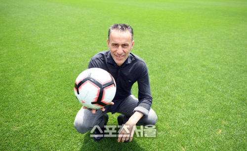 축구대표팀 파울루 벤투 감독이 스포츠서울 창간 34주년 특별 인터뷰에 앞서 포즈를 취하고 있다. 파주 | 최승섭기자 thunder@sportsseoul.com