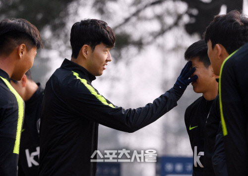 손흥민이 지난 3월19일 파주 축구국가대표 트레이닝센터(NFC)에서 열린 대표팀 훈련에 앞서 이강인을 불러 장난치고 있다. 파주 | 배우근기자 kenny@sportsseoul.com