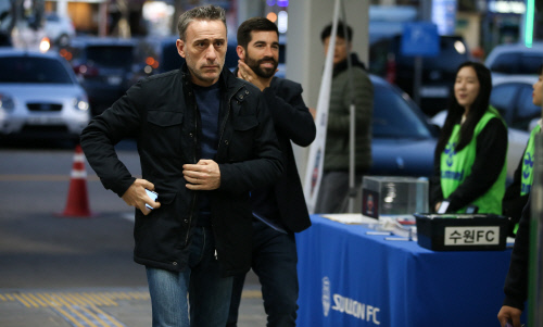 파울루 벤투 감독이 지난 4월 수원종합운동장에서 열린 FA컵 수원FC-대구FC 32강전을 보기 위해 발걸음을 재촉하고 있다. 제공 | 대한축구협회