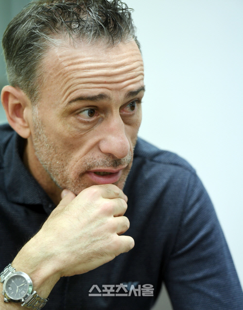 파울루 벤투 축구대표팀 감독이 스포츠서울 창간 34주년 인터뷰를 하고 있다. 파주 | 최승섭기자 thunder@sportsseoul.com