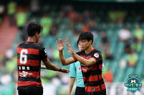 포항 수비수 김광석이 지난달 30일 전북전에서 교체 출전하고 있다. 제공 l 한국프로축구연맹
