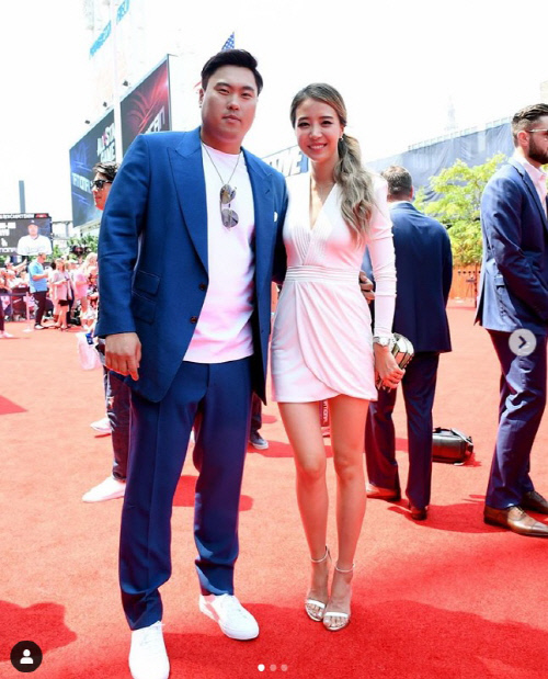 올스타전 직전 레드카펫 행사에서 아내 배지현(오른쪽)과 등장한 류현진. 캡처 | 류현진 인스타그램