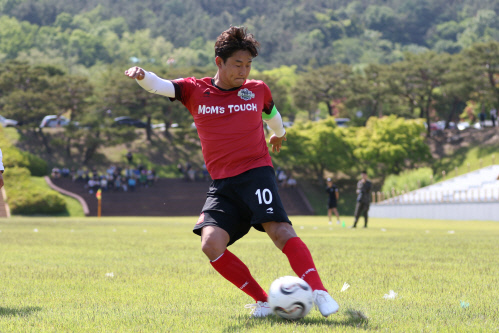 이천수가 군대스리가 계룡대편에서 왼발 킥을 차고 있다. 제공 | H ENT