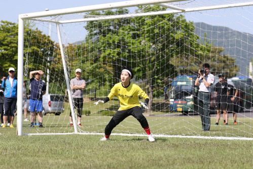 골키퍼 유가은이 군대스리가 계룡대편에서 계룡대FC 선수들의 슛을 막기 위해 볼의 궤적을 쳐다보고 있다. 제공 | H ENT