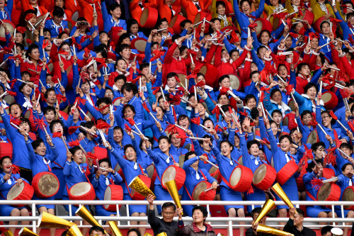 북한 여성응원단이 지난 2017년 4월7일 평양 김일성경기장에서 열린 2018년 여자아시안컵 예선 남북 경기에서 응원을 하고 있다. 평양 | 사진공동취재단