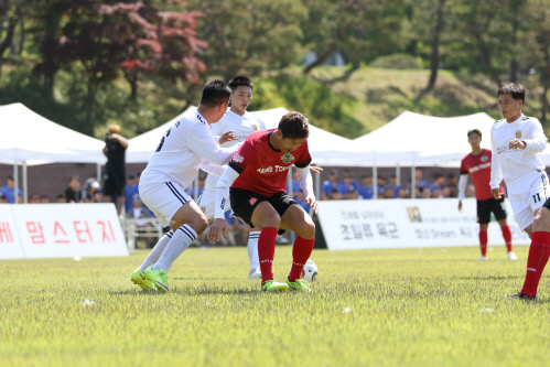 설기현이 군대스리가 계룡대편에서 계룡대FC 장병 선수들의 압박에 고전하고 있다. 제공 | H ENT