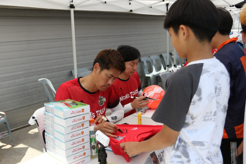 설기현과 송종국 등 2002 월드컵 멤버들이 군대스리가 계룡대 편을 마친 뒤 장병 및 관중에게 사인을 해주고 있다. 제공 | H ENT