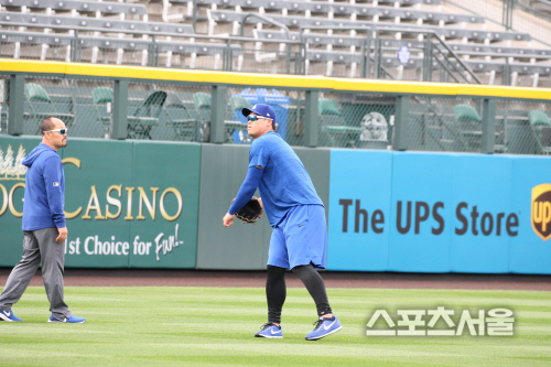 LA다저스 류현진이 7일(한국시간) 미국 콜로라도 덴버의 쿠어스필드에서 캐치볼을 하고 있다. 덴버 | 스포츠서울 이웅희기자 iaspire@sportsseoul.com